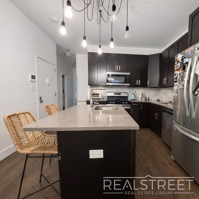 Foto del edificio - Crown Heights 2BR/2BA w/ In-Unit Laundry