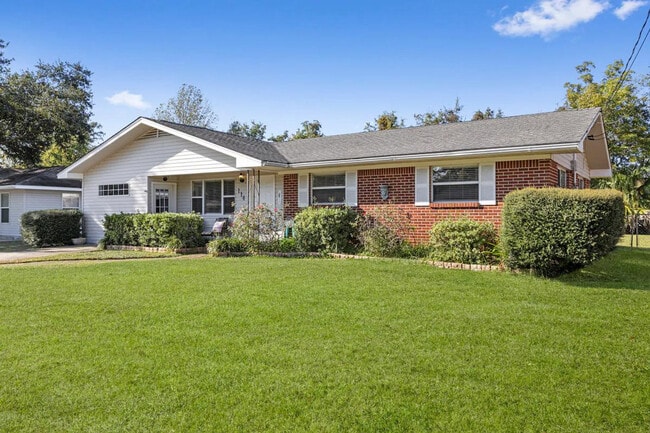 Building Photo - 114 Lassere Cir