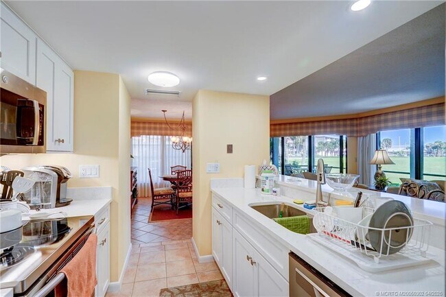 Building Photo - 331 Golfview Cir