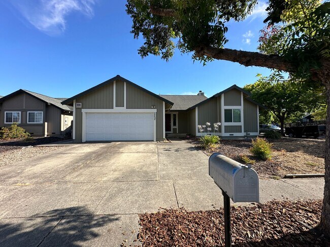 Foto del edificio - Charming 3-Bedroom Home with Modern Update...