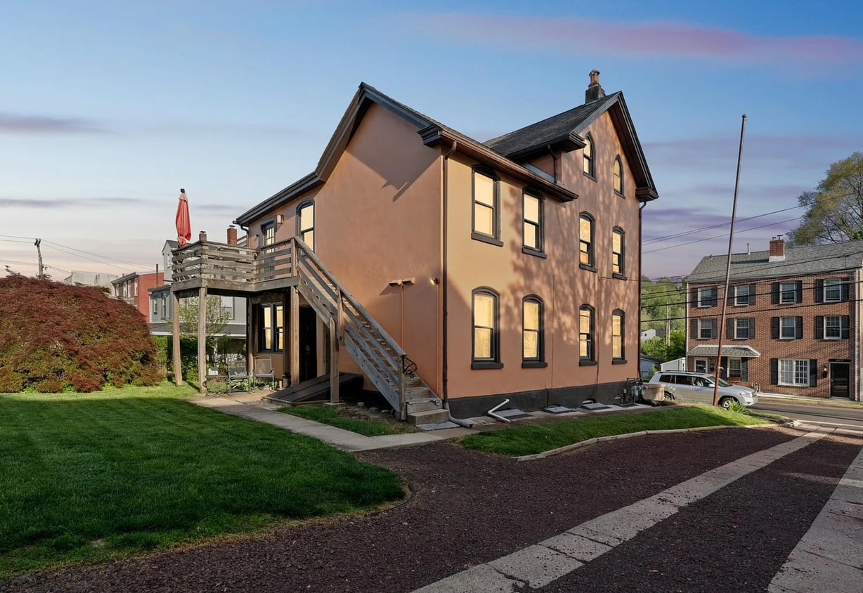 Building Photo - 814 E Hector St