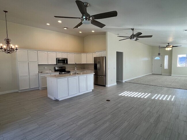 Building Photo - 4 Bedroom Pool Home