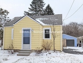 Building Photo - 917 Willard Ave W