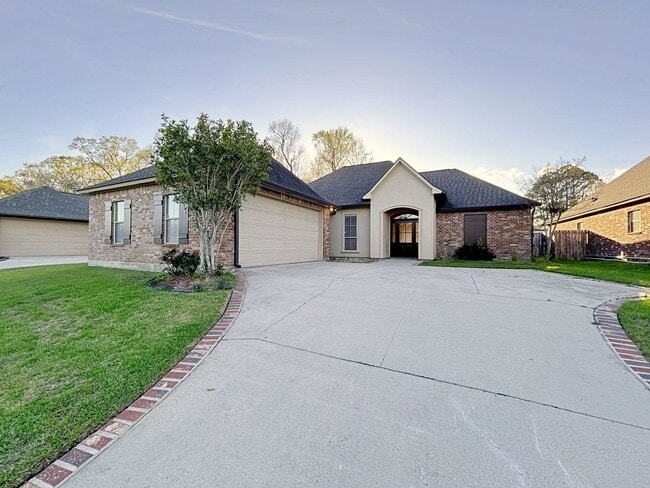 Building Photo - Beautiful Three Bedroom Home with a Split ...