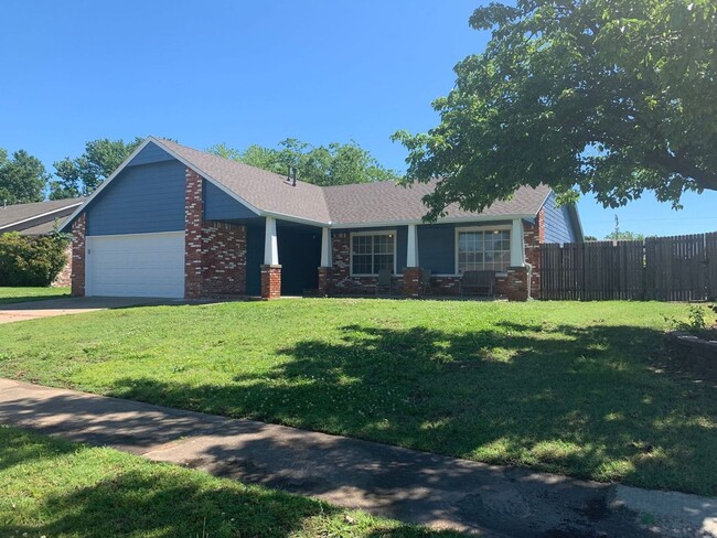 Building Photo - This delightful rental presents three bedr...