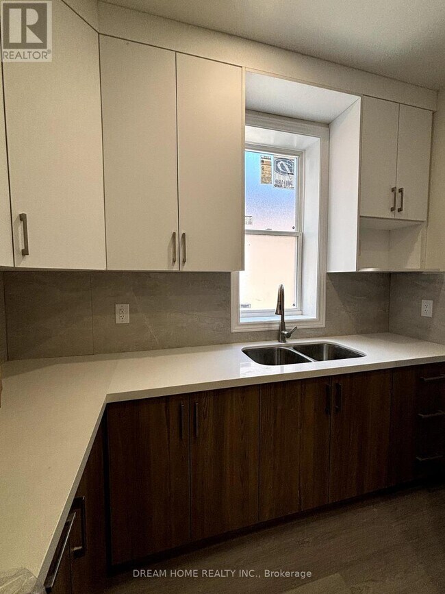 Photo du bâtiment - 643-643 Bathurst St