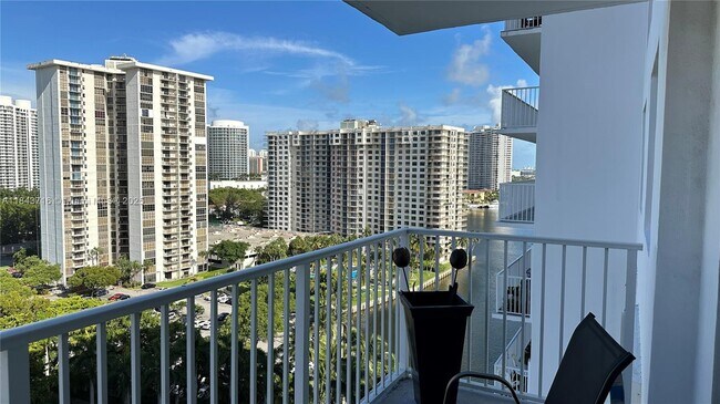 Foto del edificio - 2851 NE 183rd St
