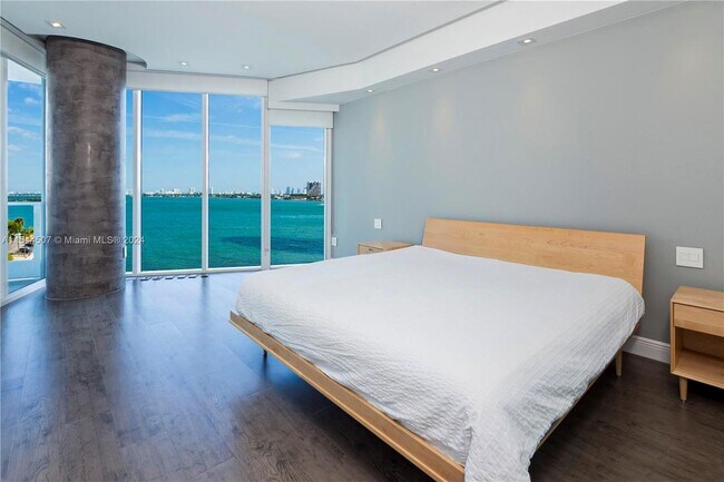 Building Photo - 2020 N Bayshore Dr