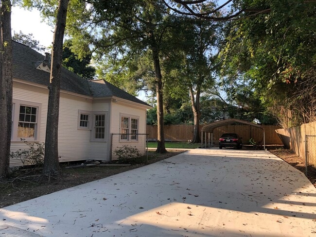 Building Photo - Beautiful 2 bedroom house