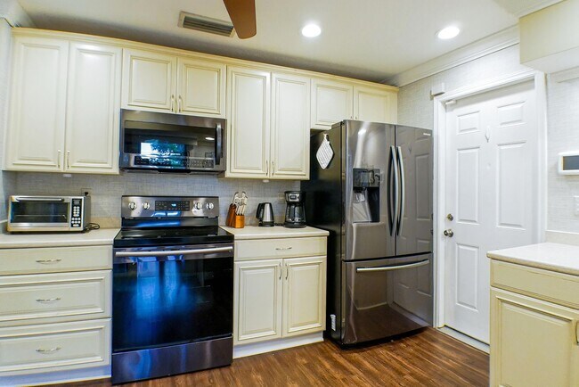 Building Photo - Beautifully updated 3-bedroom, 2-bathroom fence yard home in Fort Myers