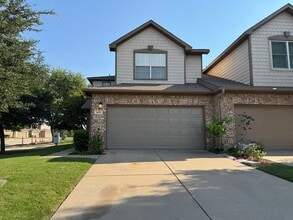 Building Photo - 900 Englewood Ln