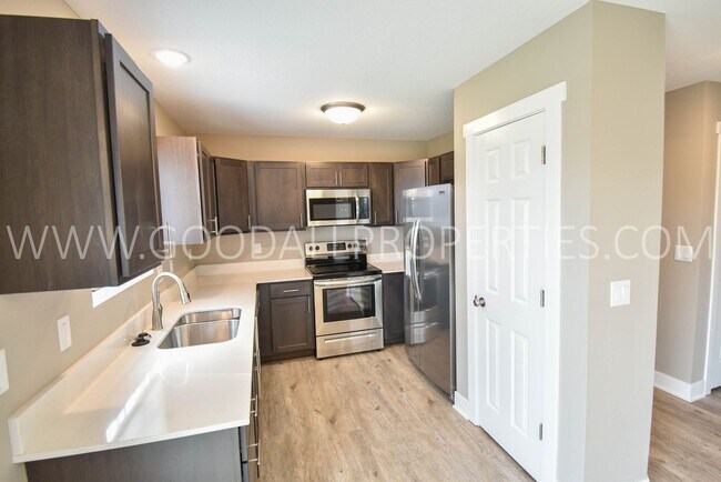 Foto del edificio - 3 BDRM 2.5 Bath finished basement fenced backyard in Ankeny