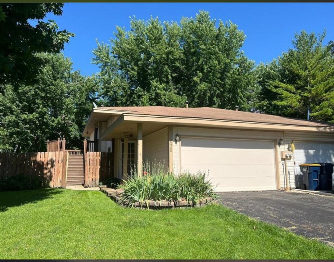 Foto principal - 16900 Grenadier Ave