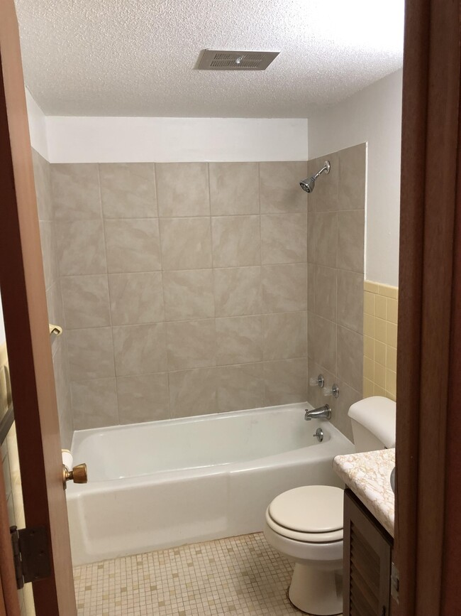 Building Photo - 2012 Cedar St