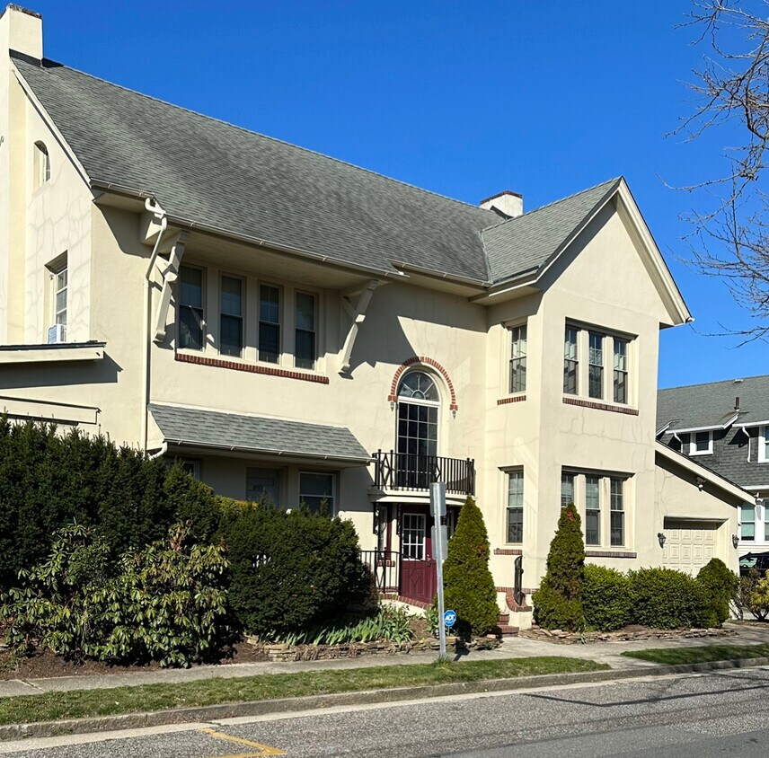 Primary Photo - 2 N Montgomery Ave