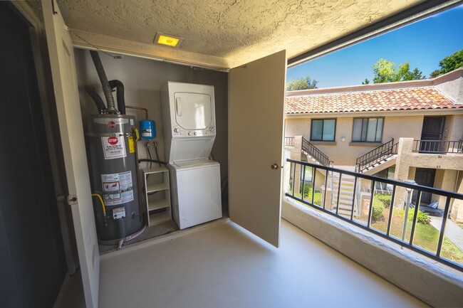 Building Photo - Remodeled One Bed Condo in Beautiful Locat...