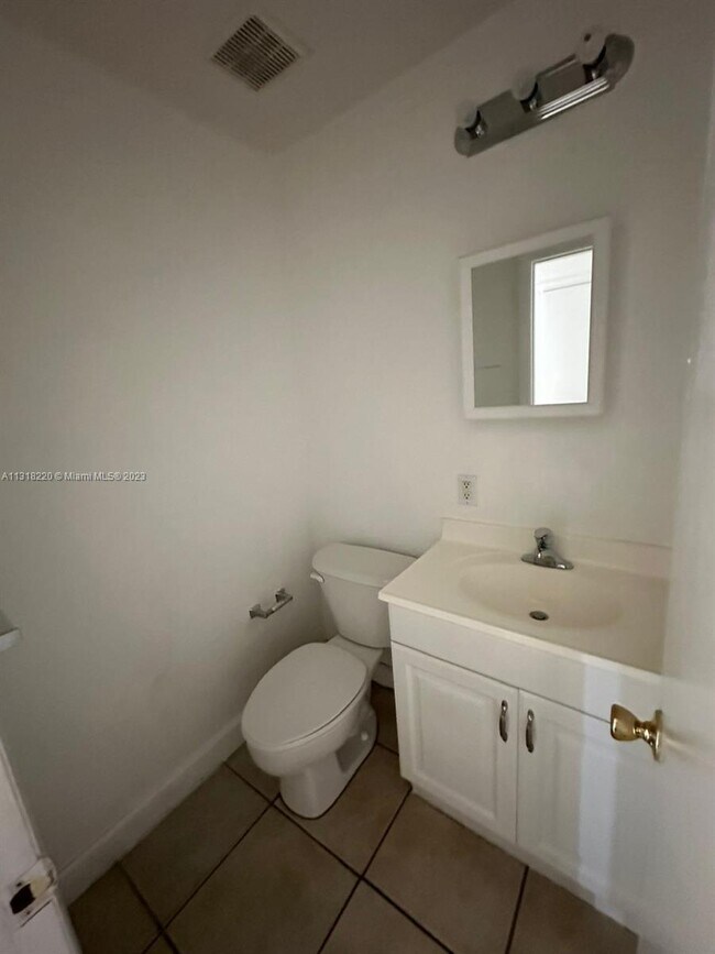 4660 NW 9th Dr Unit 4660, Plantation, FL 33317 Condo for Rent in Plantation, FL