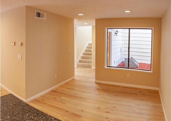 Foto del edificio - ? Greenbelt Access | Sauna | Updated Interior ?