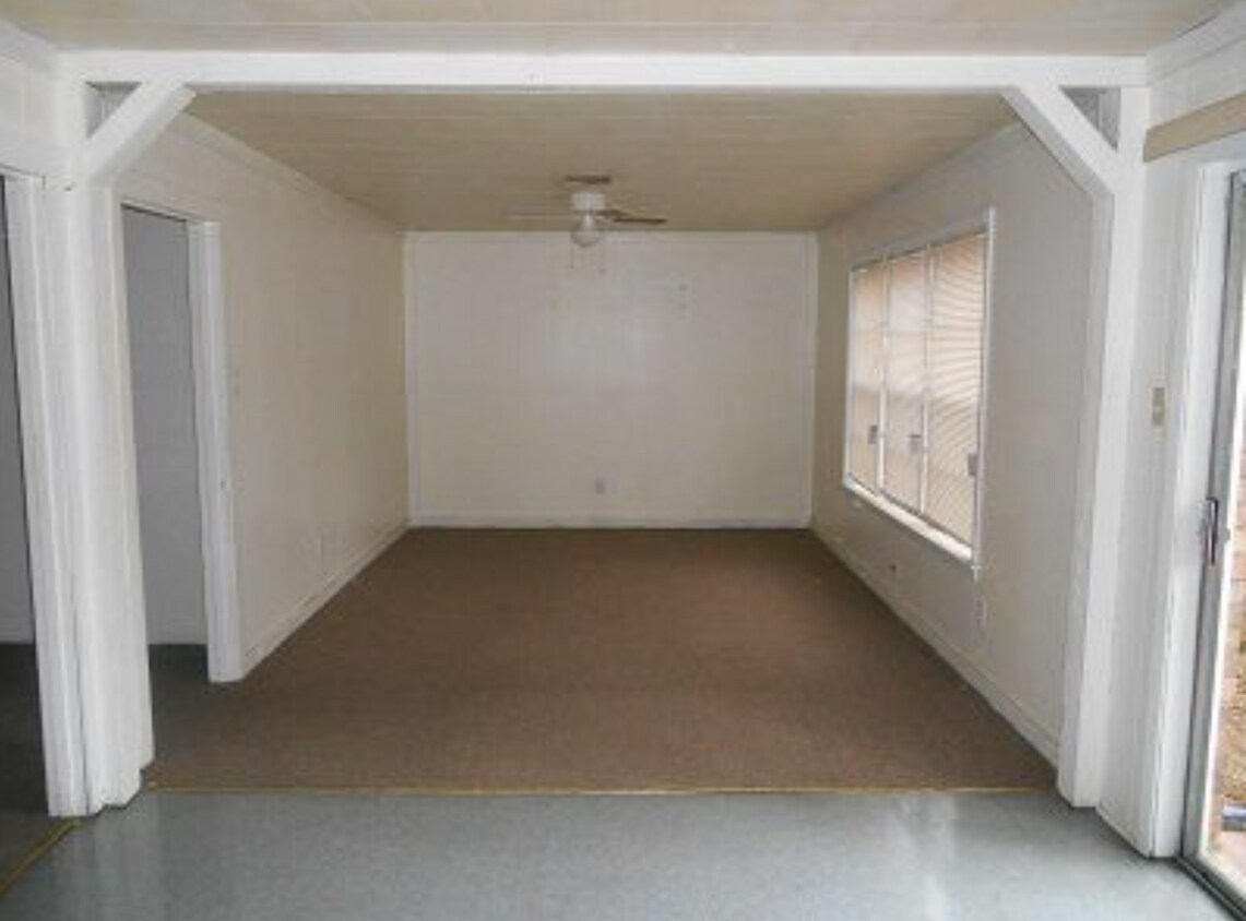 Building Photo - 105 Garden Ln
