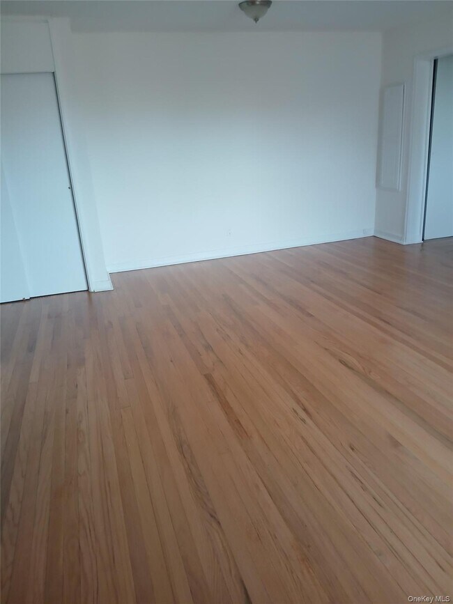 Foto del edificio - 105-33-105-66 66th Ave