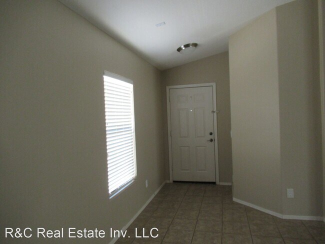 Building Photo - 3 br, 2 bath House - 564 E. Payton St.