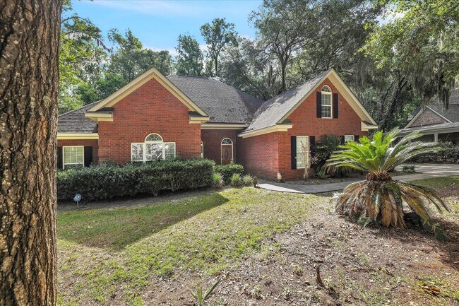 Foto del edificio - Stunning all-brick home on a large wooded lot