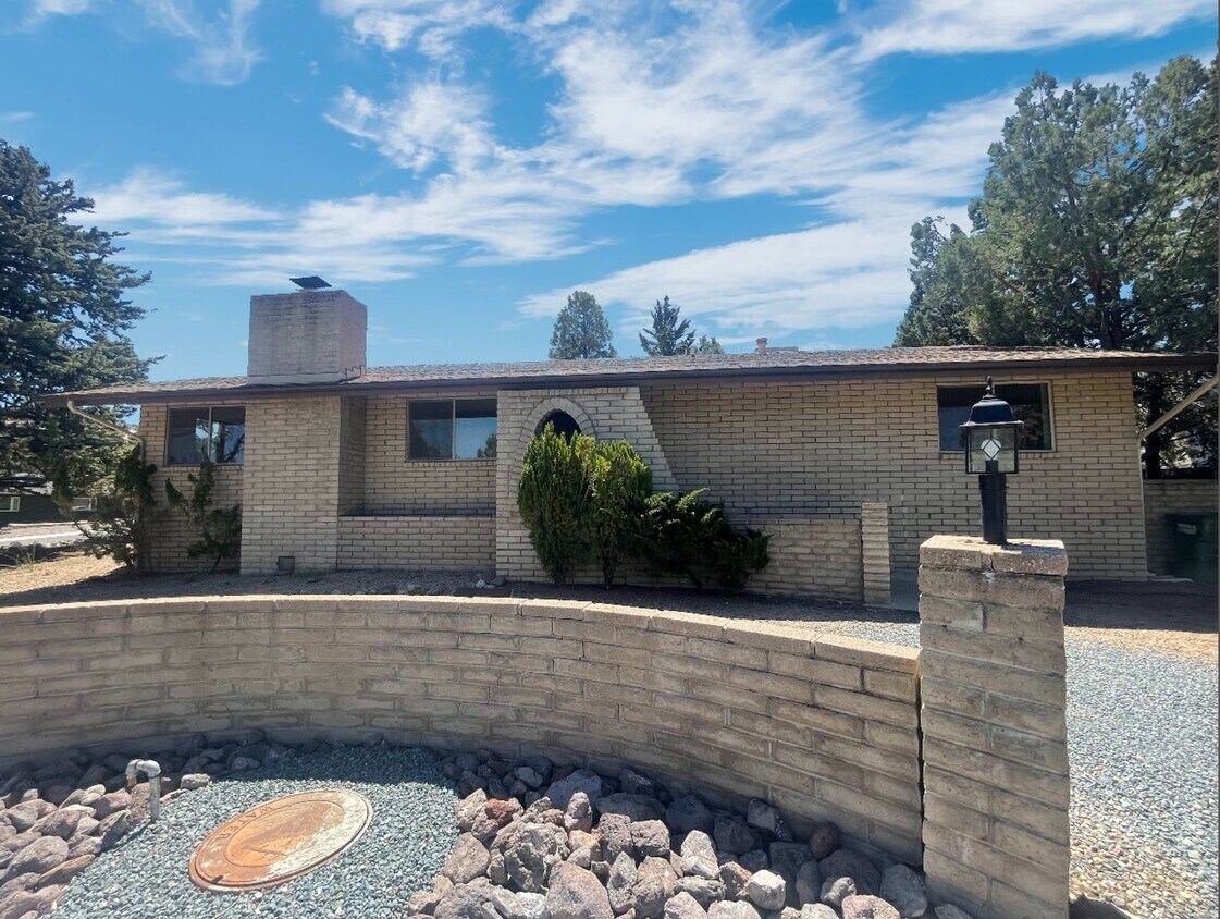 Primary Photo - 3 Bedroom just minutes from Downtown Presc...