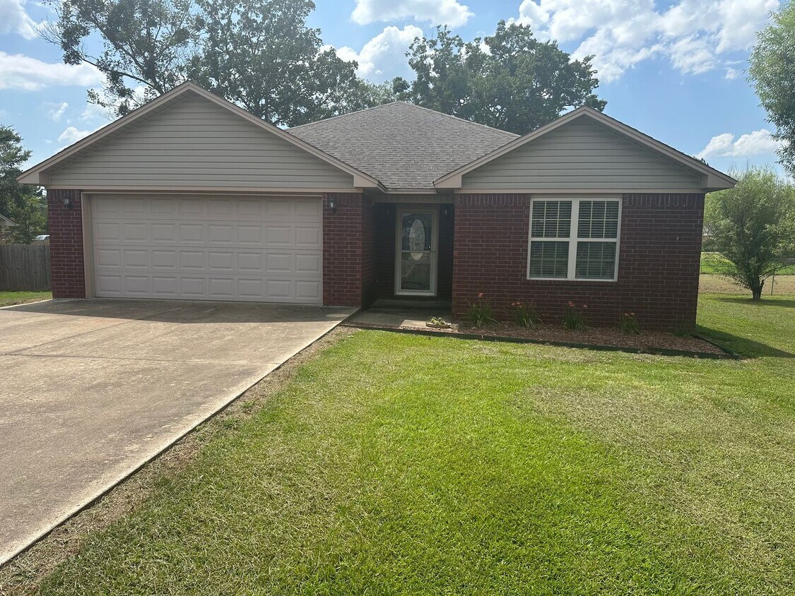 Primary Photo - Welcome to this charming 3-bedroom, 2-bath...