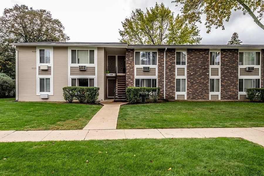 Primary Photo - 1600 Light Road Unit 212 Oswego, IL 60543