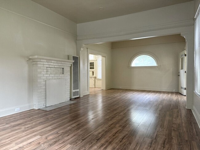 Building Photo - Endearing 2/1 Available Now!!!