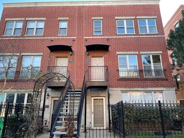 Primary Photo - 1317 N Burling St