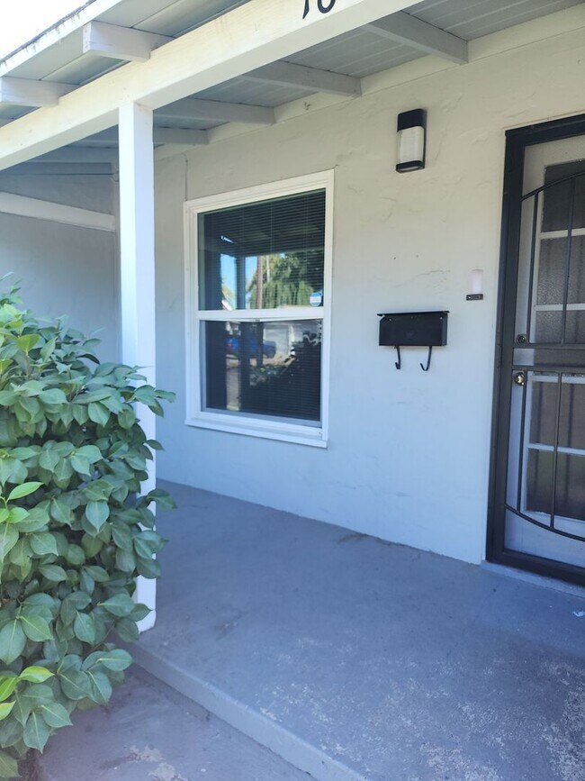 Building Photo - Escalon cute 2 bedroom duplex w/garage