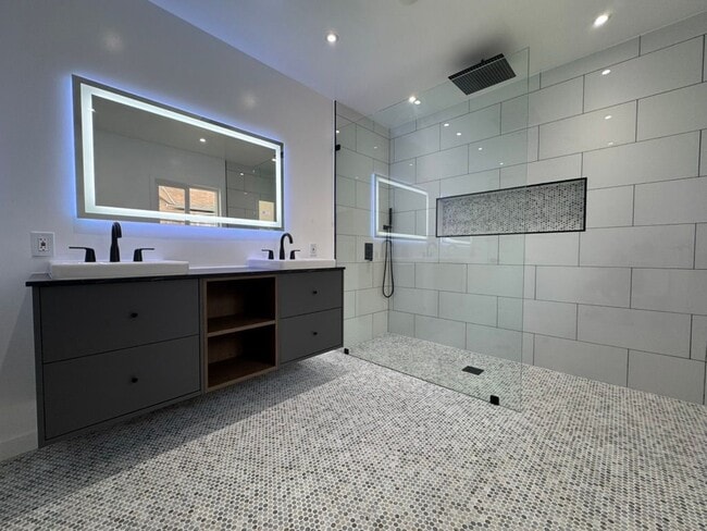 Building Photo - 2212 Linda Flora Dr