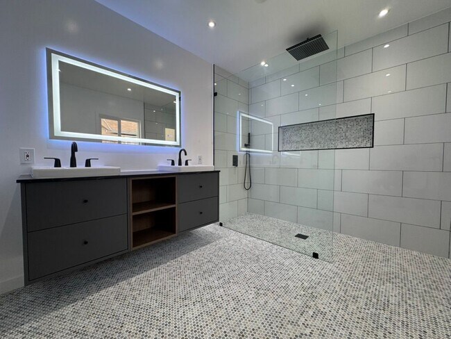 Foto del edificio - 2212 Linda Flora Dr