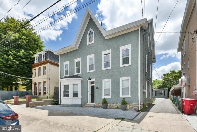 Building Photo - 357 Lyceum Ave