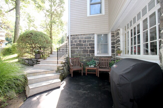 Building Photo - 12 Hudson Pl