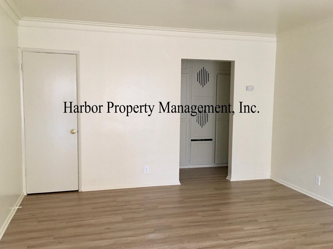 Building Photo - 530 S Manhattan Pl