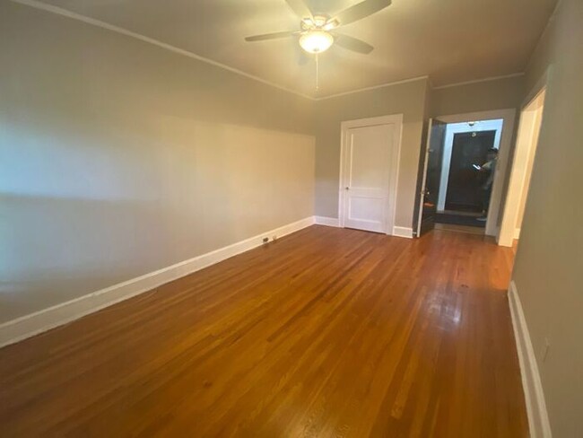 Building Photo - Great Large 1 Bedroom Apartment in VA High...