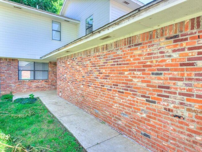 Building Photo - Beautiful West Norman 3 Bed 2 Bath!