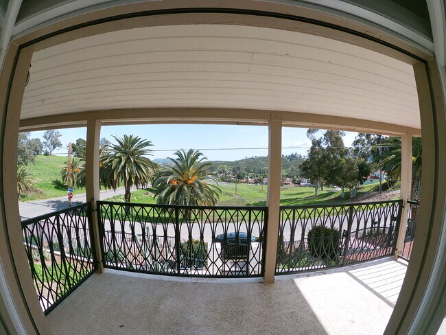 Vista del dormitorio 1 con balcón - 17350 Pinnell St