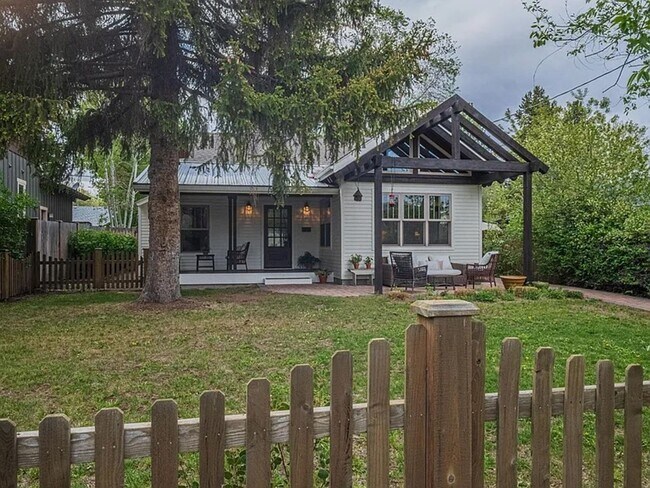 Foto del edificio - Newly Updated 2 Story Home with Large Yard