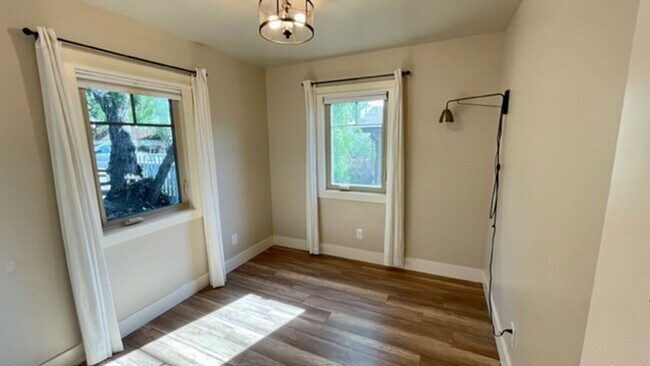 Foto del edificio - Extensively Renovated 3 Bedroom, 2 Bathroom Charmer in the Historic Railroad District