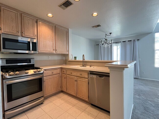 Building Photo - Great 3 Bdrm, 2.5 bath, Gated Community