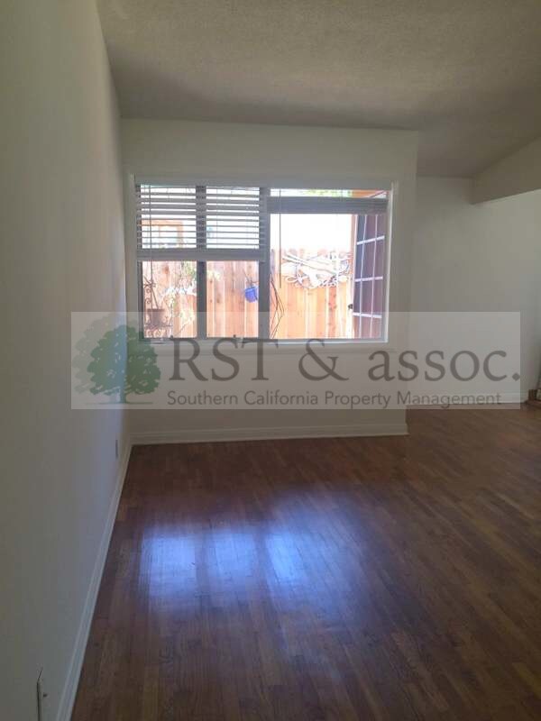 Building Photo - Nice Bungalow-style 2 +1 with Washer & Dryer!