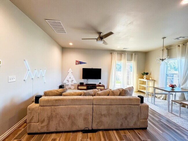 Foto del edificio - 3 Bed 2 Bath in NW OKC