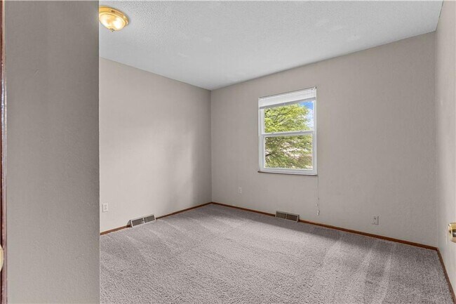 Building Photo - Bright & Spacious 3-Bed Home with Finished...