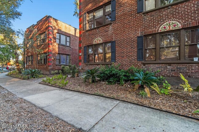 Building Photo - 2738 Riverside Ave