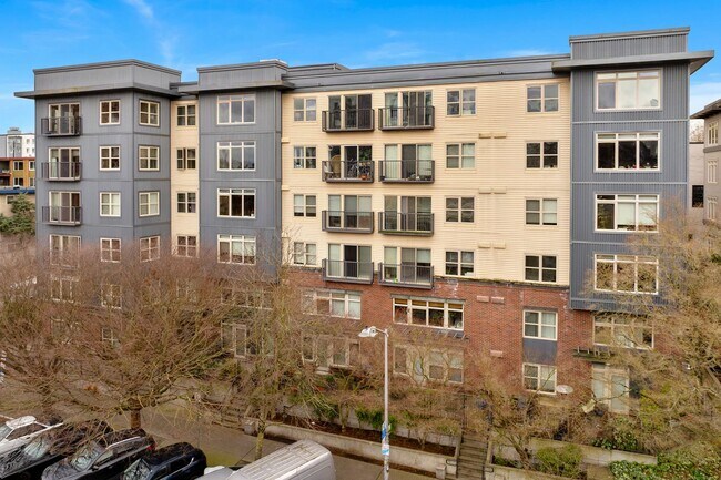 Foto del edificio - Top-Floor Studio with Stunning Views in Capitol Hill