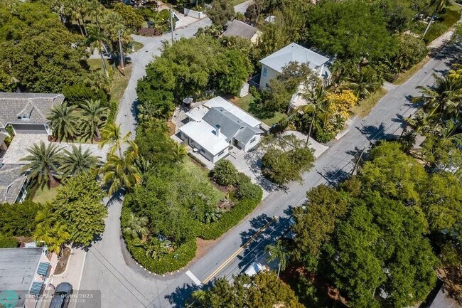 Foto del edificio - 650 Coconut Dr