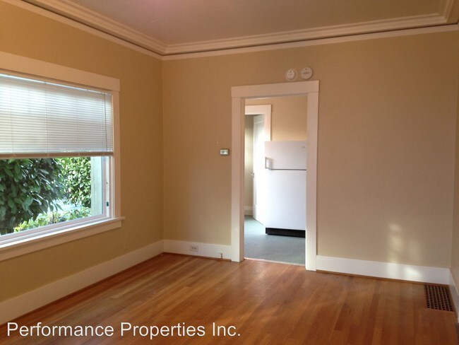 Building Photo - 5712 SE Belmont St